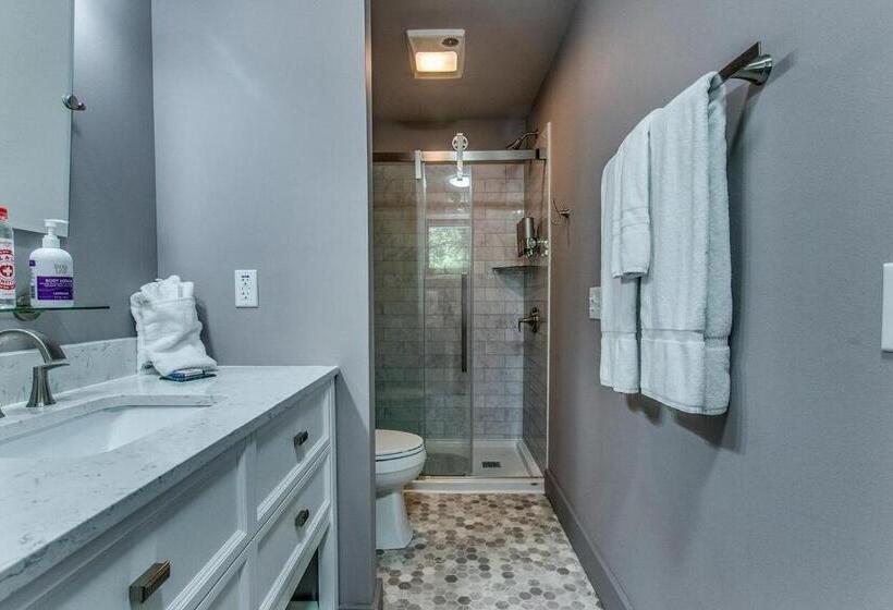 מיטת קינג בסוויטה, Plum Point Lodge