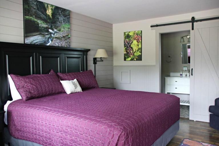 מיטת קינג בסוויטה, Plum Point Lodge