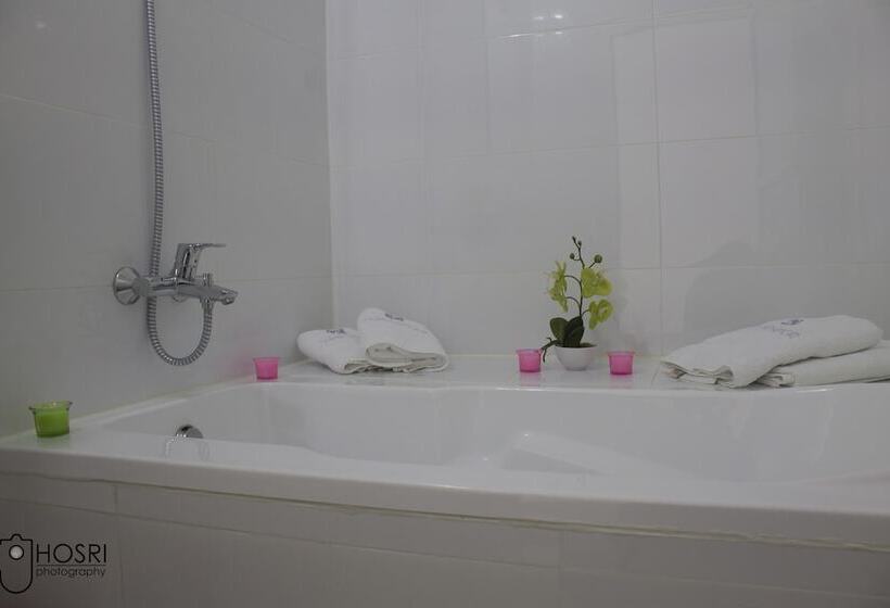 استودیوی استاندارد, Whitelace Resort