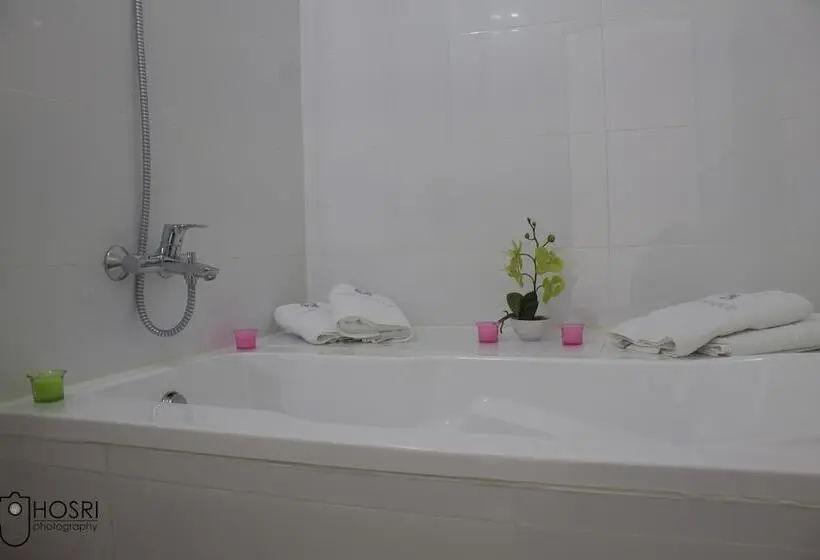 استودیوی استاندارد, Whitelace Resort
