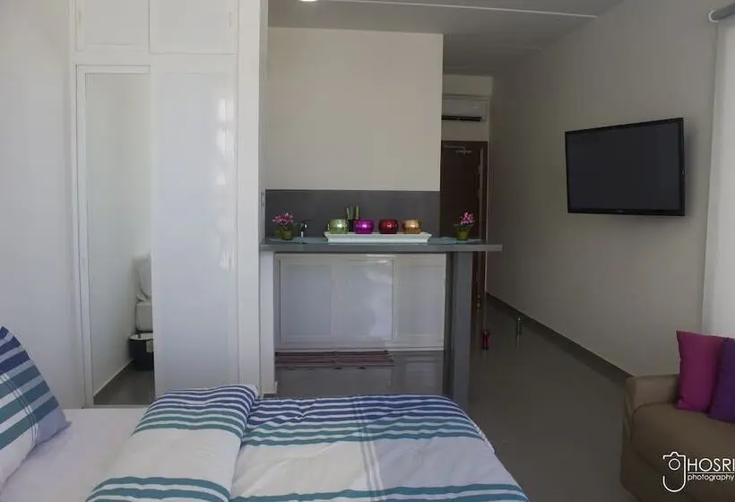 استودیوی استاندارد, Whitelace Resort
