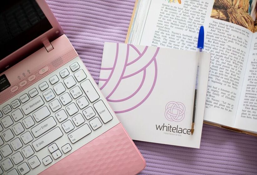 Estudio Estándar, Whitelace Resort