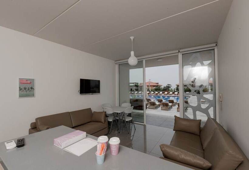 کلبه ییلاقی, Whitelace Resort