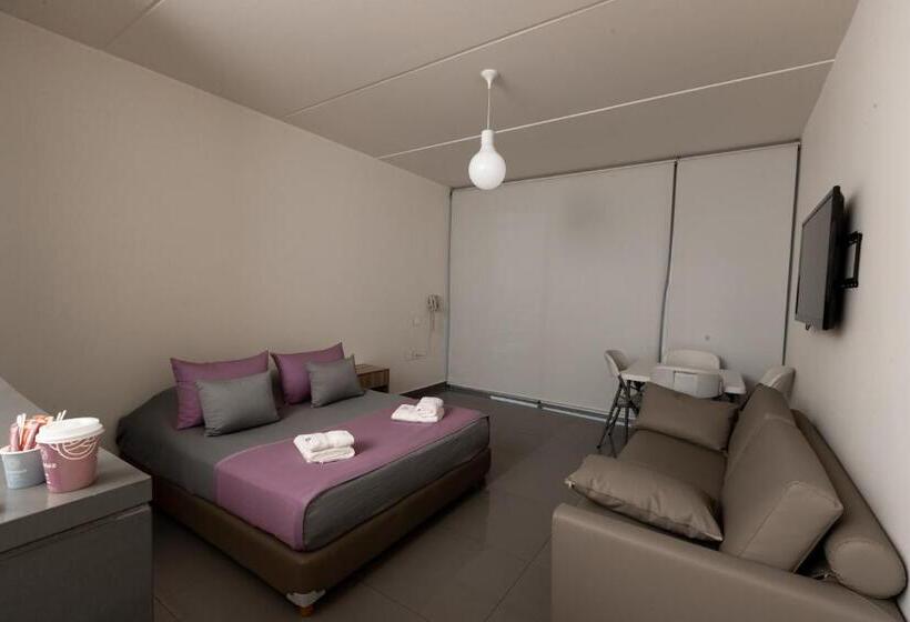 استودیوی استاندارد, Whitelace Resort