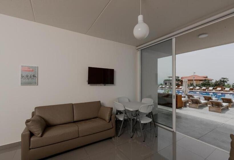 استودیوی استاندارد, Whitelace Resort