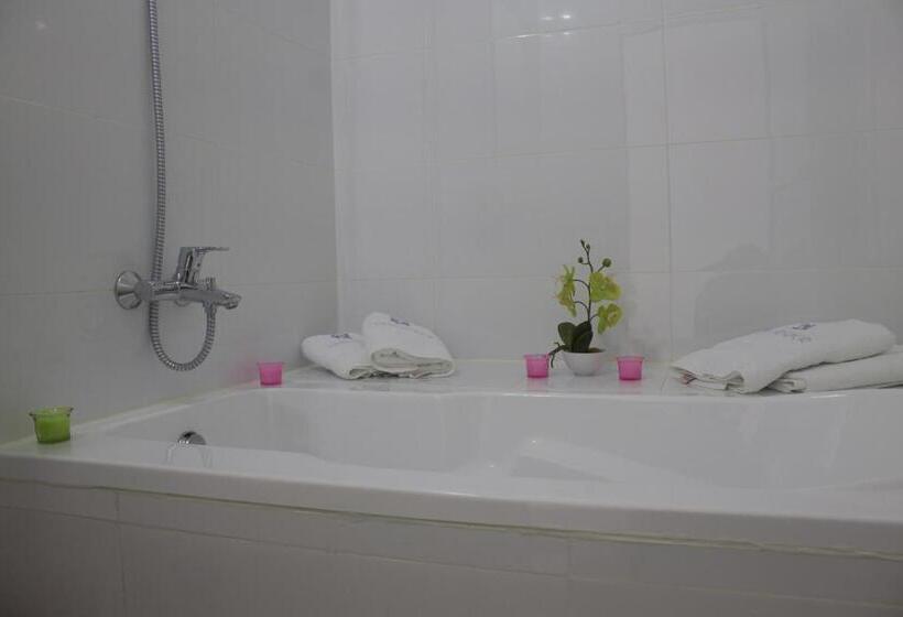 کلبه ییلاقی, Whitelace Resort