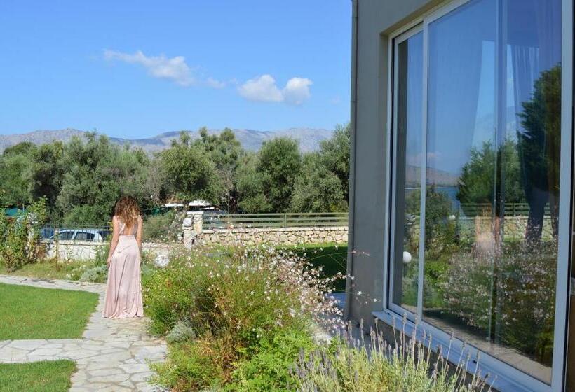 스탠다드 스튜디오, Thesmos Village