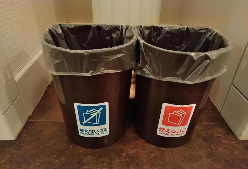 اتاق استاندارد چهار تخته, Beni West