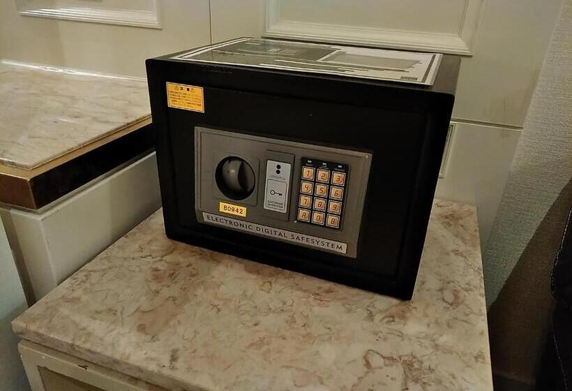 اتاق استاندارد چهار تخته, Beni West