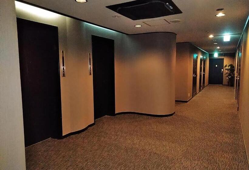 اتاق استاندارد چهار تخته, Beni West