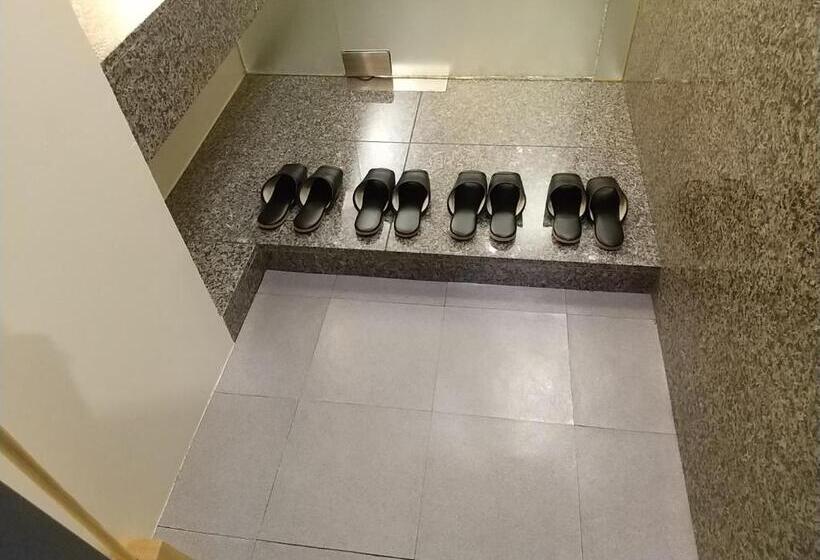 اتاق استاندارد چهار تخته, Beni West