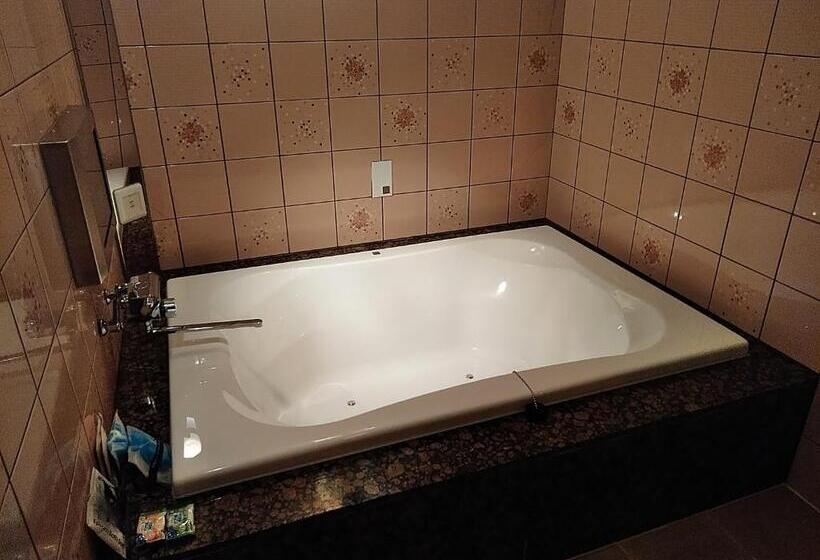 اتاق استاندارد چهار تخته, Beni West