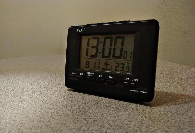 اتاق اکونومی, Beni West