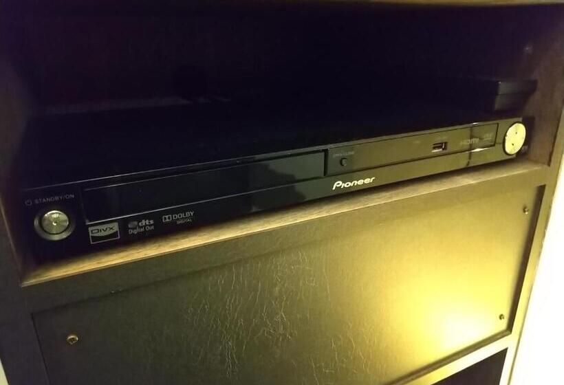 اتاق اکونومی, Beni West