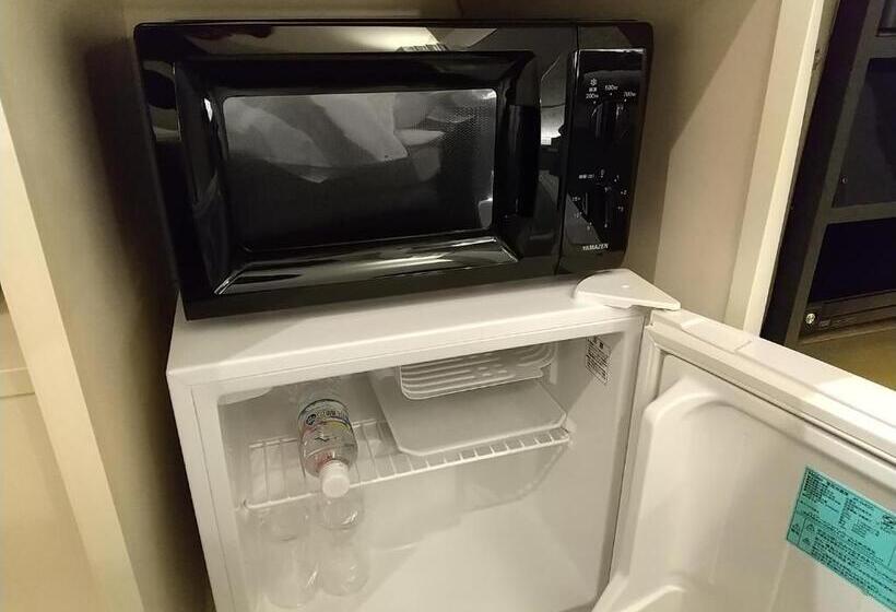 اتاق اکونومی, Beni West