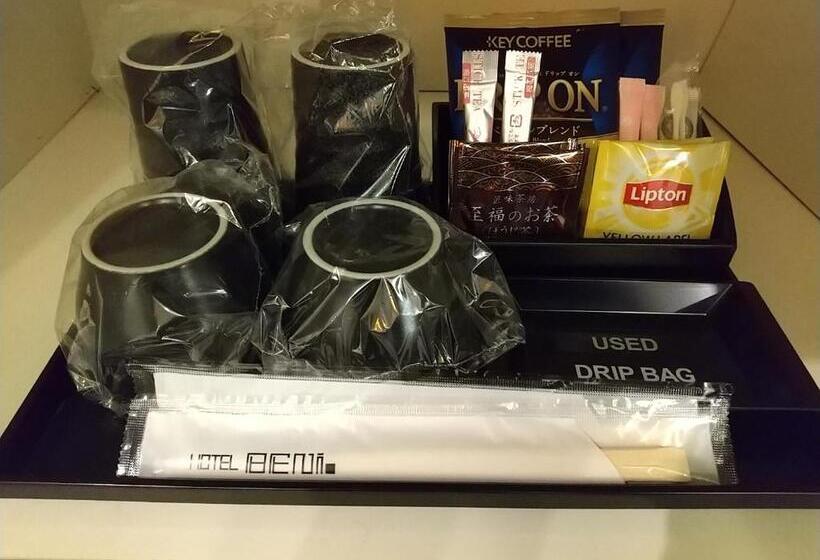 اتاق اکونومی, Beni West