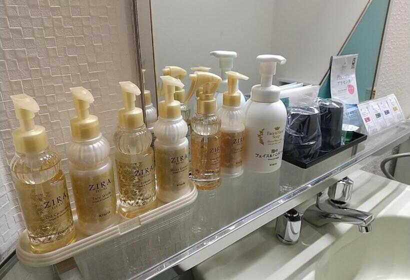 اتاق اکونومی, Beni West