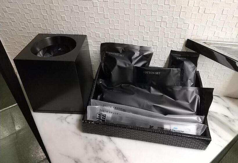 اتاق اکونومی, Beni West