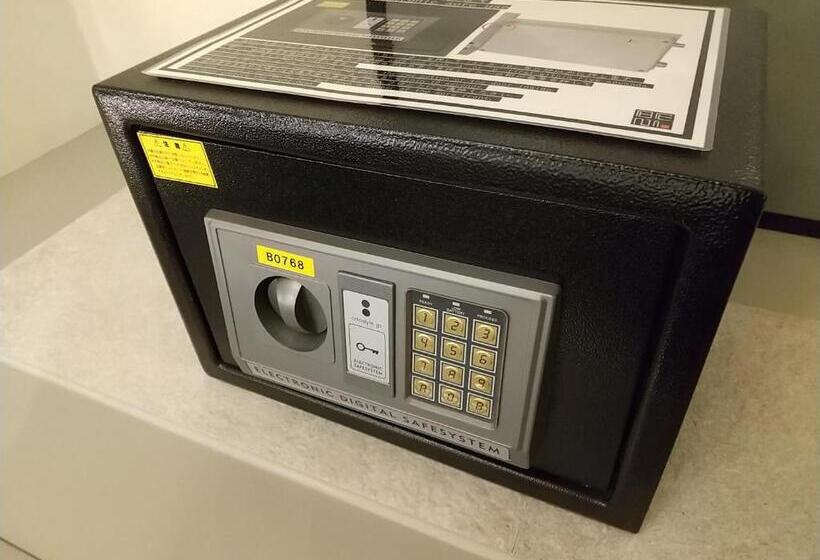 اتاق اکونومی, Beni West