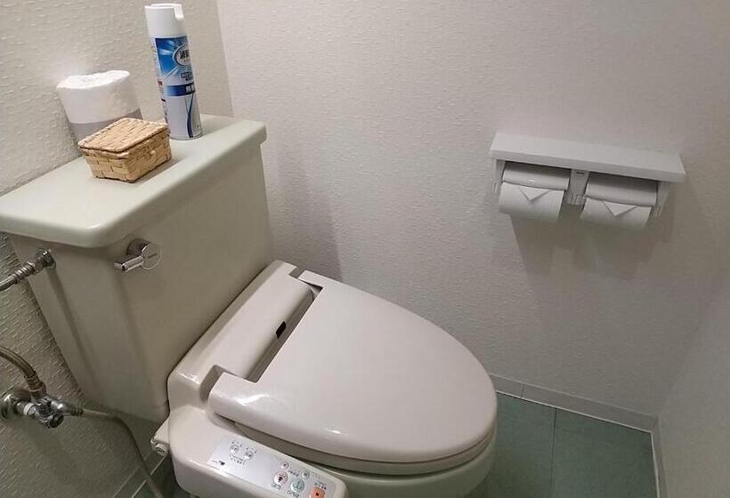 اتاق اکونومی, Beni West