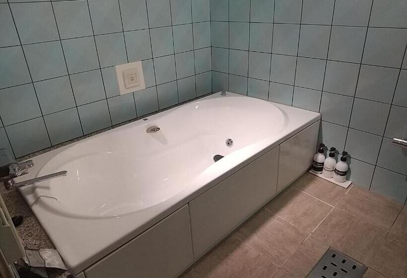 اتاق اکونومی, Beni West