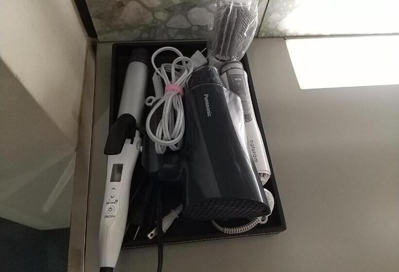 اتاق اکونومی, Beni West