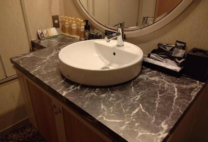 اتاق استاندارد, Beni West