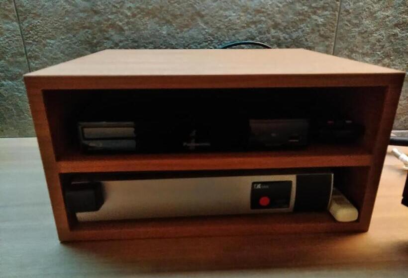 اتاق استاندارد, Beni West