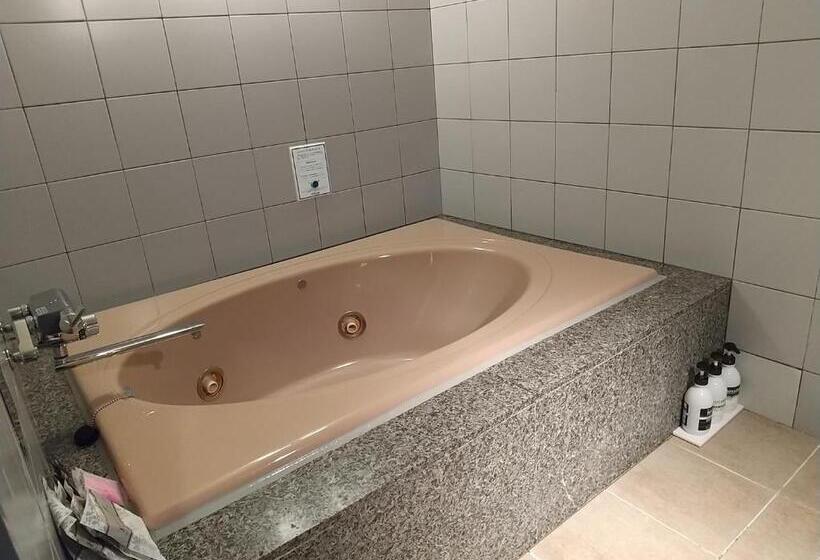 اتاق استاندارد چهار تخته, Beni West