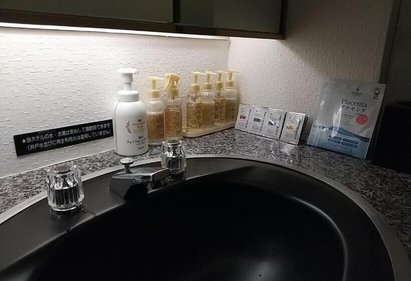 اتاق استاندارد چهار تخته, Beni West