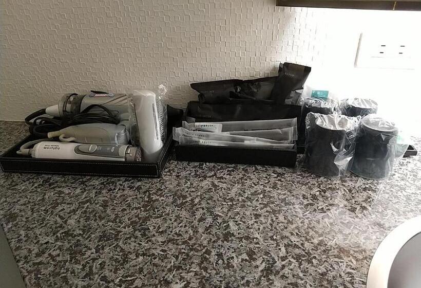 اتاق استاندارد چهار تخته, Beni West