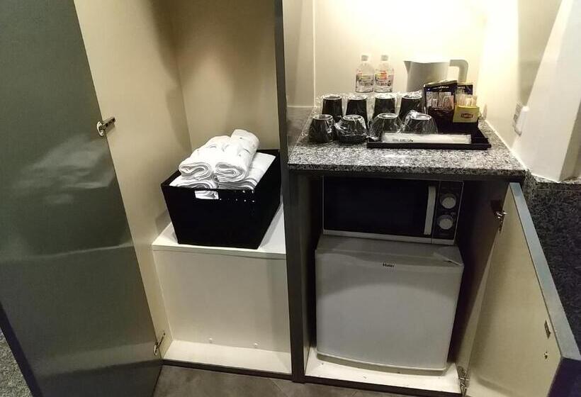 اتاق استاندارد چهار تخته, Beni West