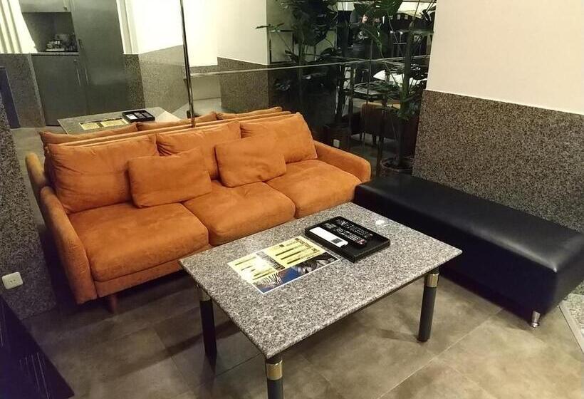 اتاق استاندارد چهار تخته, Beni West