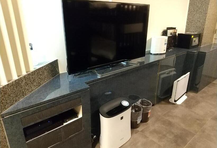 اتاق استاندارد چهار تخته, Beni West