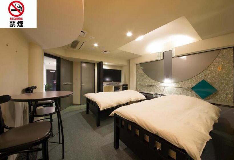 اتاق اکونومی, Beni West