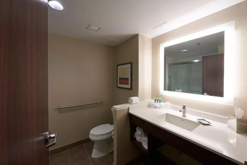 キングサイズベッドのスタンダードルーム, Holiday Inn Express & Suites St. John S Airport, An Ihg