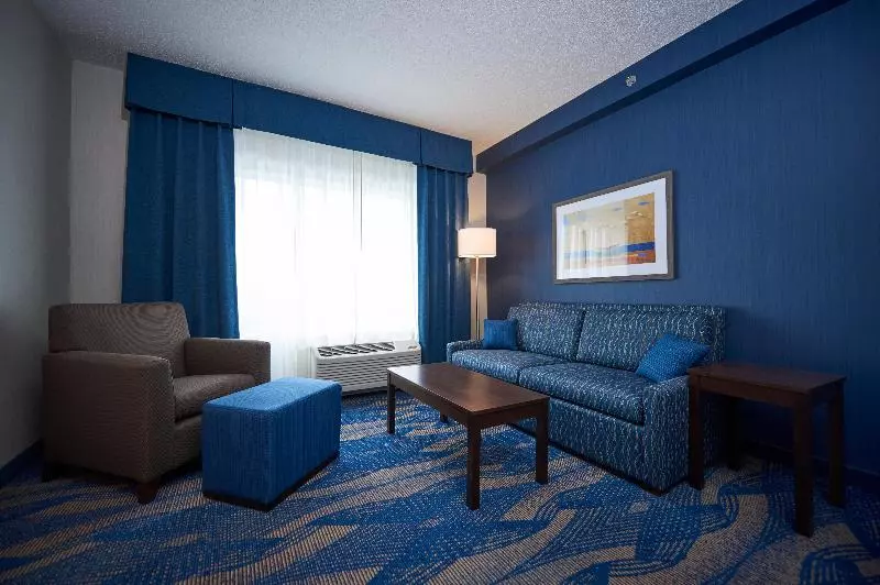 キングサイズベッドのスイートルーム, Holiday Inn Express & Suites St. John S Airport, An Ihg