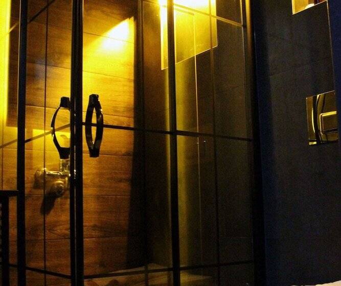 豪华三人间, Istanbul Fair