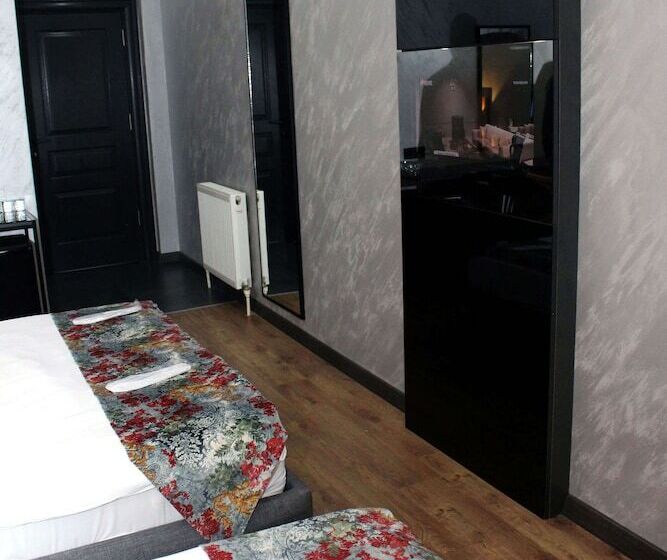 豪华三人间, Istanbul Fair