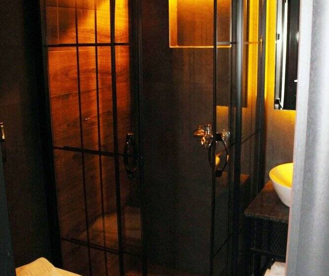 标准间, Istanbul Fair