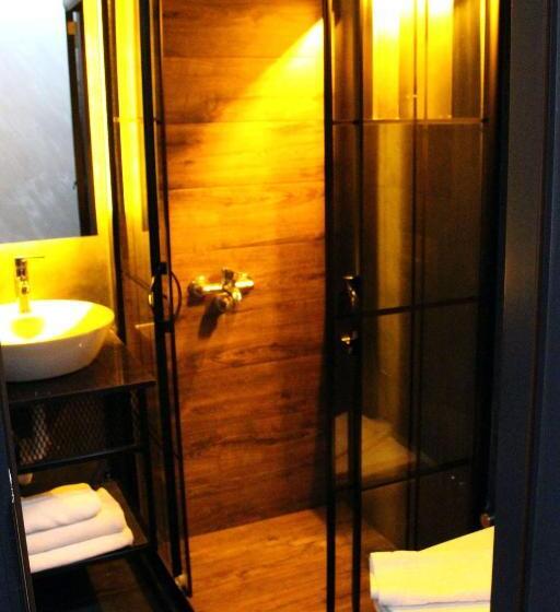 豪华三人间, Istanbul Fair