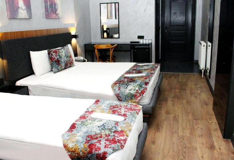 豪华三人间, Istanbul Fair