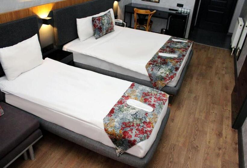 豪华三人间, Istanbul Fair