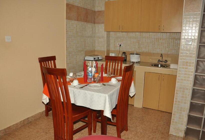 استودیوی سوپریور, Eureka Place Hotel Kampala