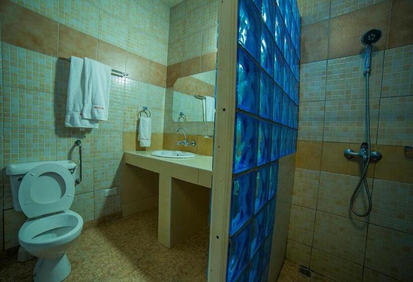 استودیوی سوپریور, Eureka Place Hotel Kampala