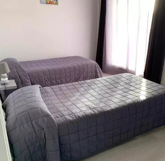 Standard Neljän Hengen Huone, Hôtel Le Canetois