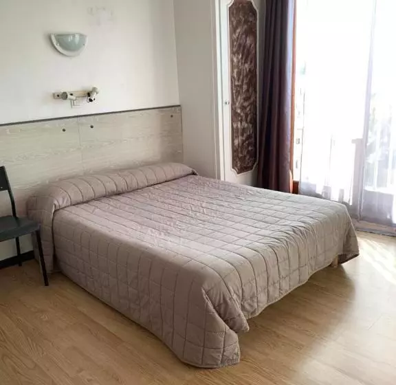 Standard Kolmen Hengen Huone, Hôtel Le Canetois