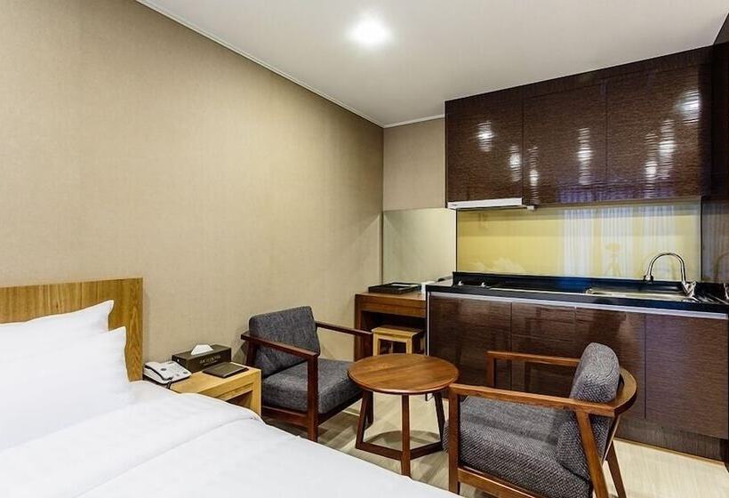 Camera Superiore, Rich