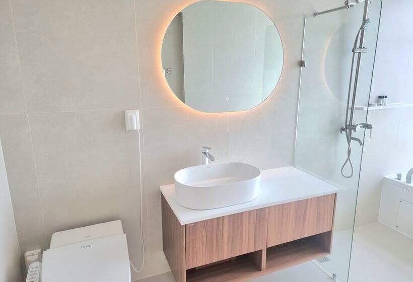 Camera Standard, Rich