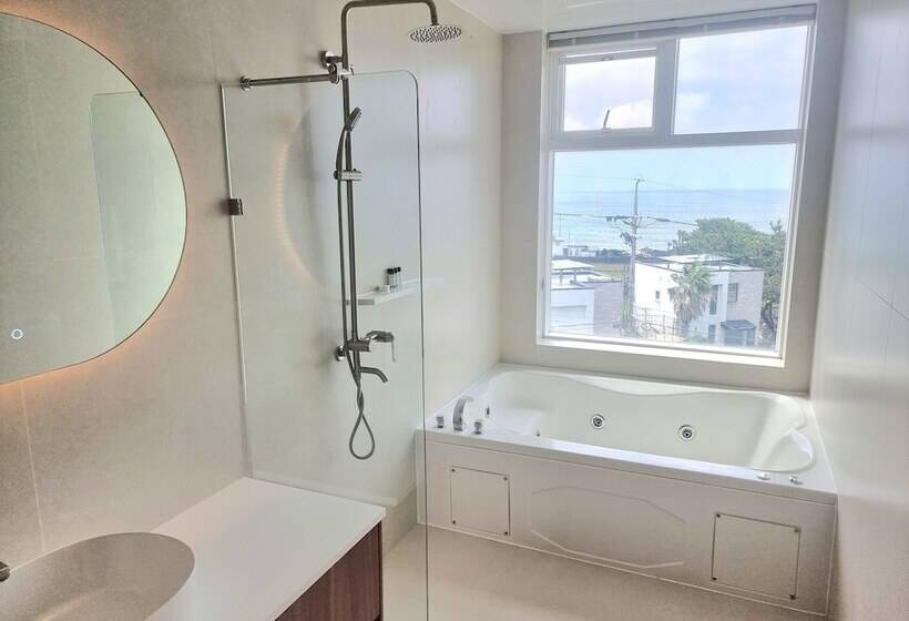 Camera Standard, Rich